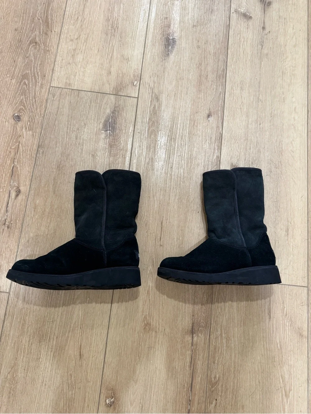 UGG Amie boots in classic black suede size 8